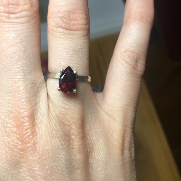 🧚🏼‍♀️✨Clearance Sale!✨ Genuine garnet and sterling silver ring size 5 - Picture 2 of 7